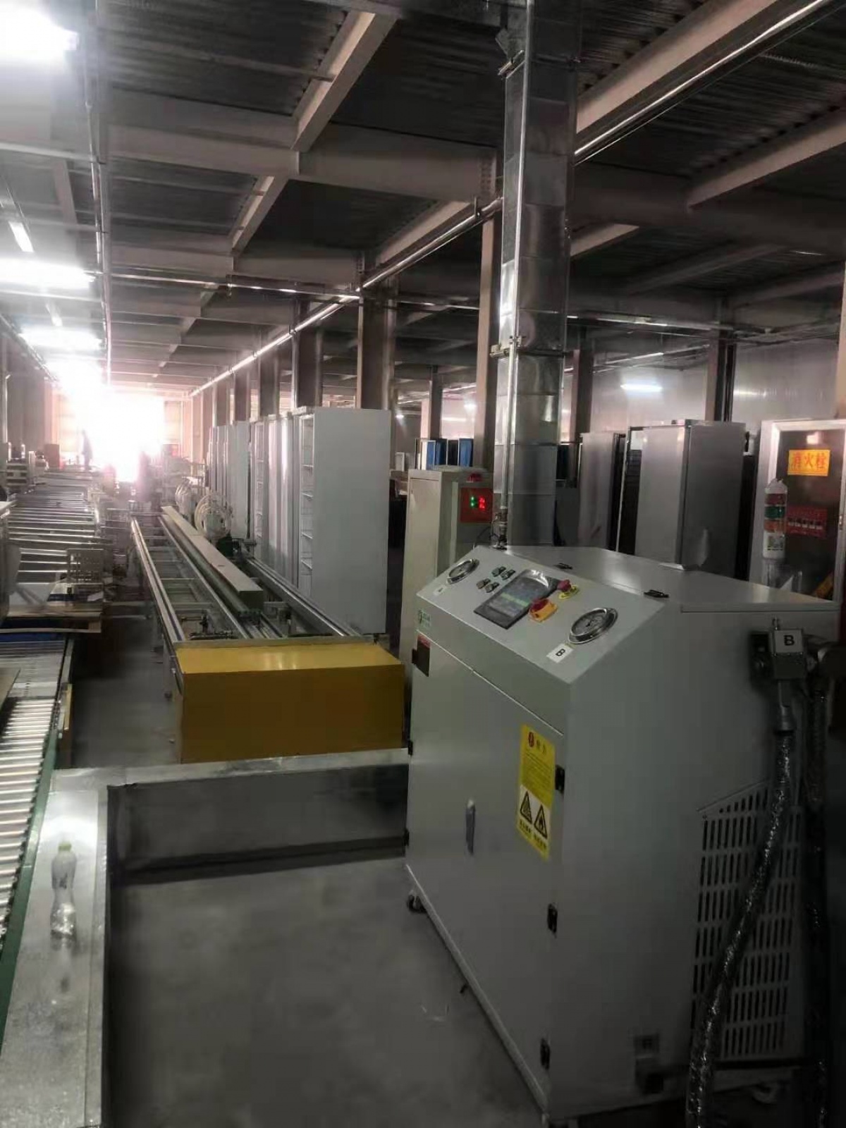 特种冰箱生产线，选用绿环分体式冷媒灌注机