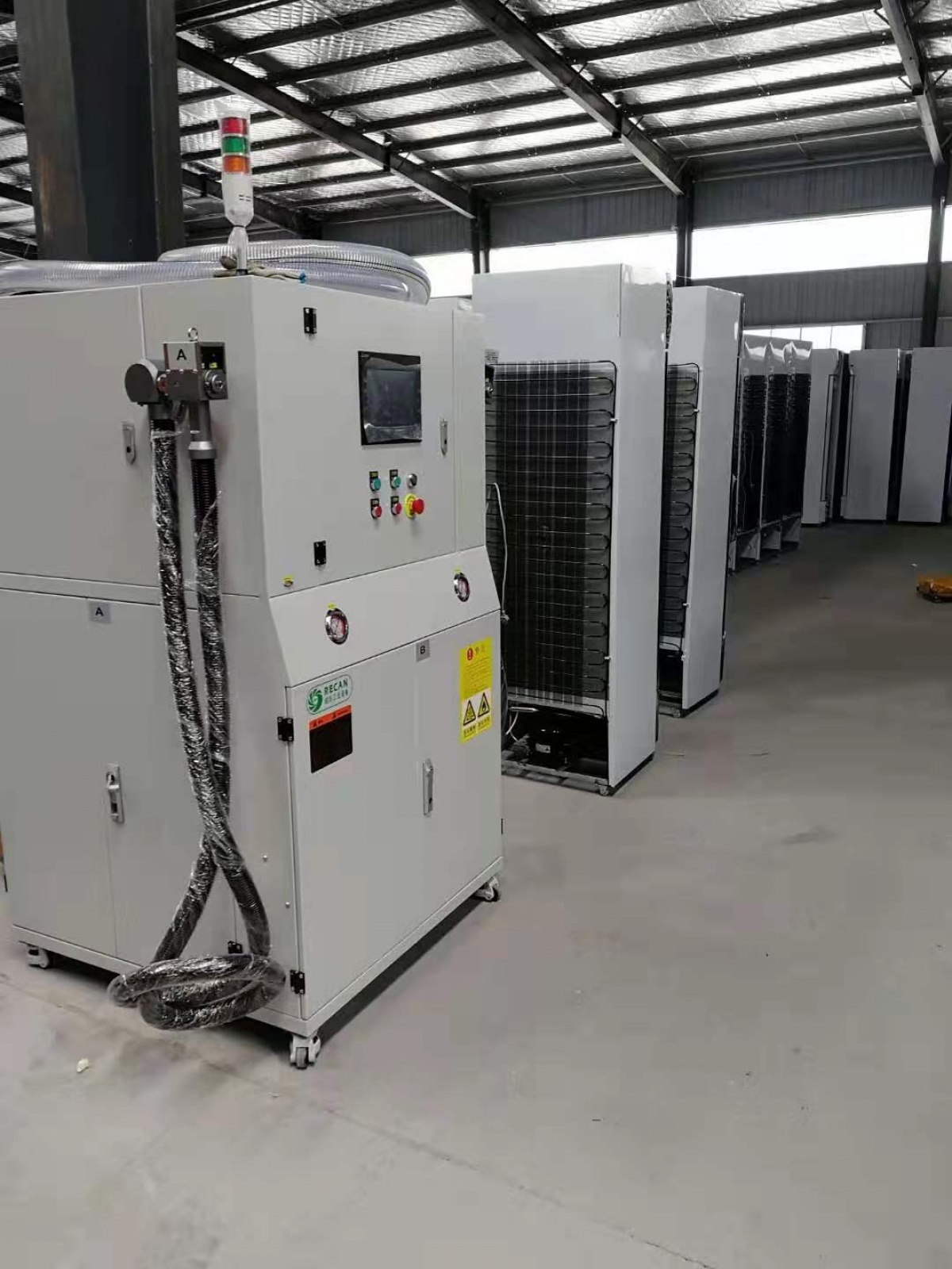 民权制冷基地：双枪冷媒加注机用于冰箱、啤酒柜生产中的冷媒加注。